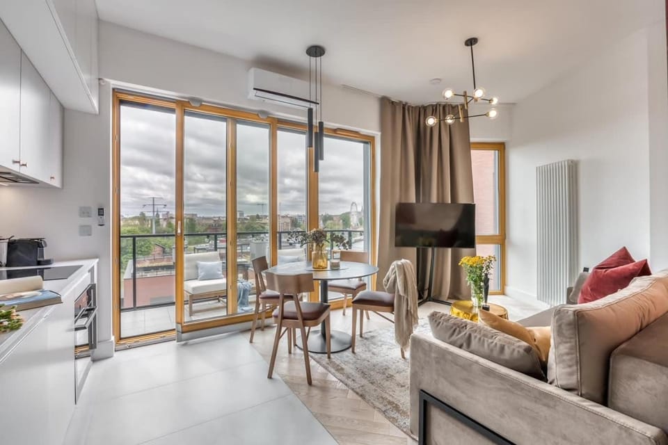 TV and multimedia, Living room, Seating area, Evening entertainment
