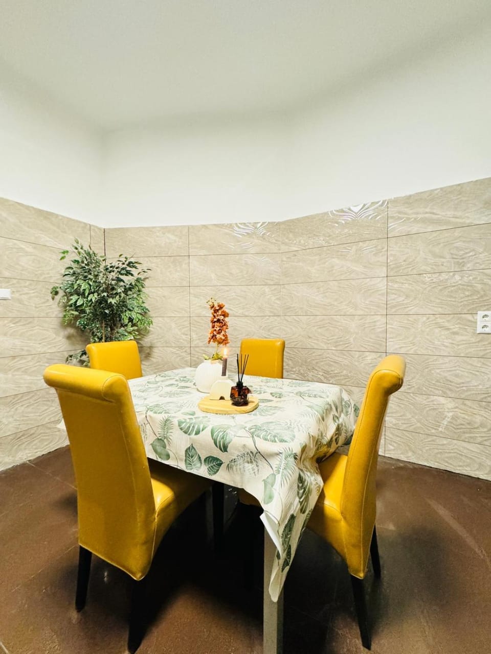 Seating area, Dining area