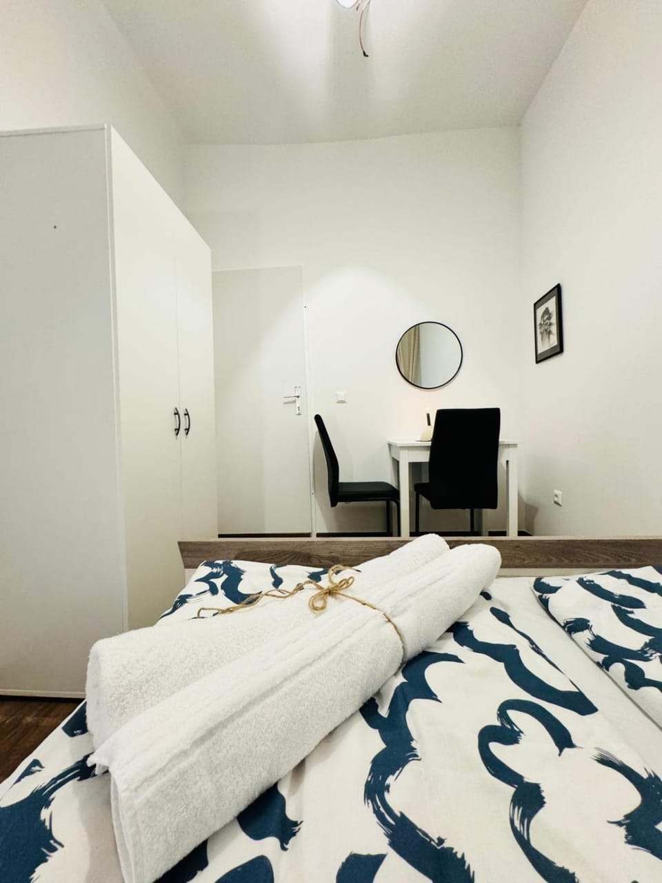 Bed, TV and multimedia, Bedroom
