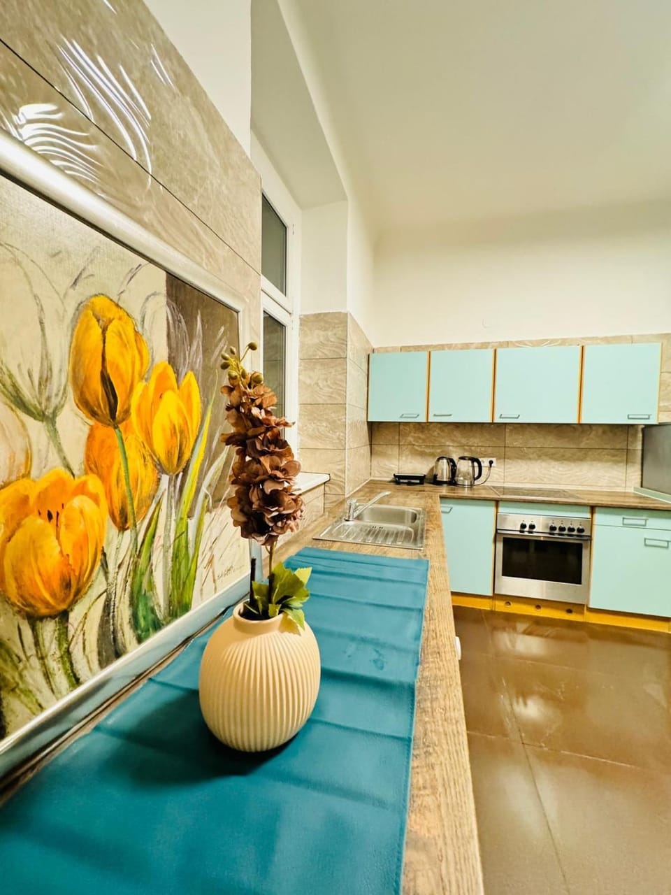 Kitchen or kitchenette, Seating area, Dining area, stove