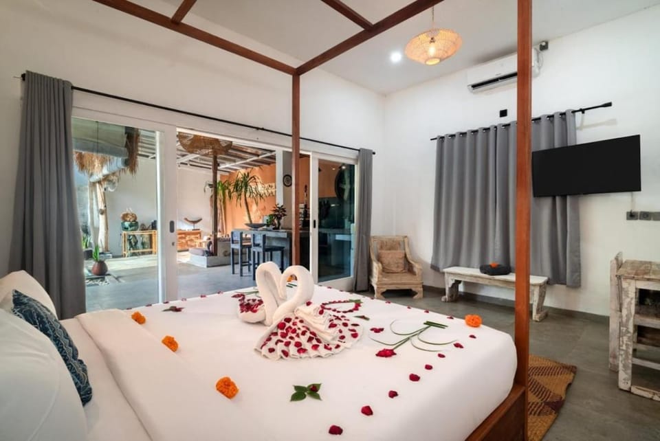 Bed, TV and multimedia, Photo of the whole room, Bedroom