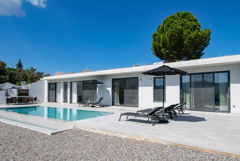 Property building, Patio, Day, Swimming pool, sunbed