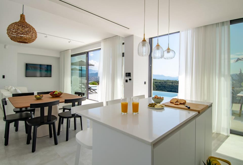 TV and multimedia, Kitchen or kitchenette, Living room, Food and drinks, Seating area, Dining area