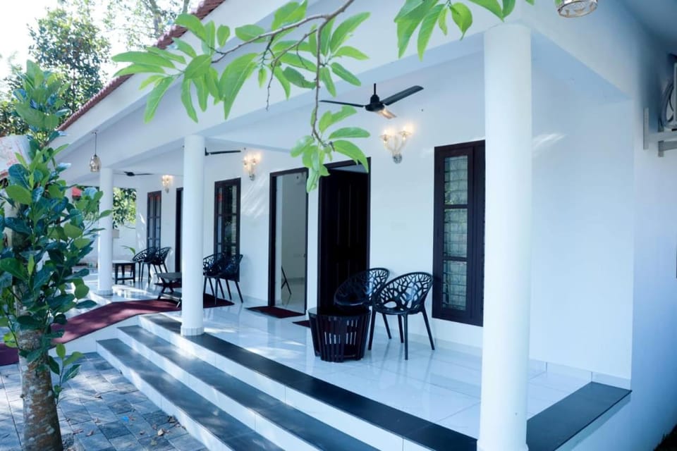 Property building, Patio, Day, Balcony/Terrace, Seating area