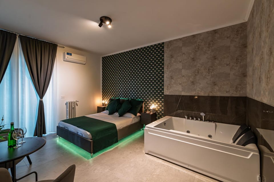 Hot Tub, Bedroom