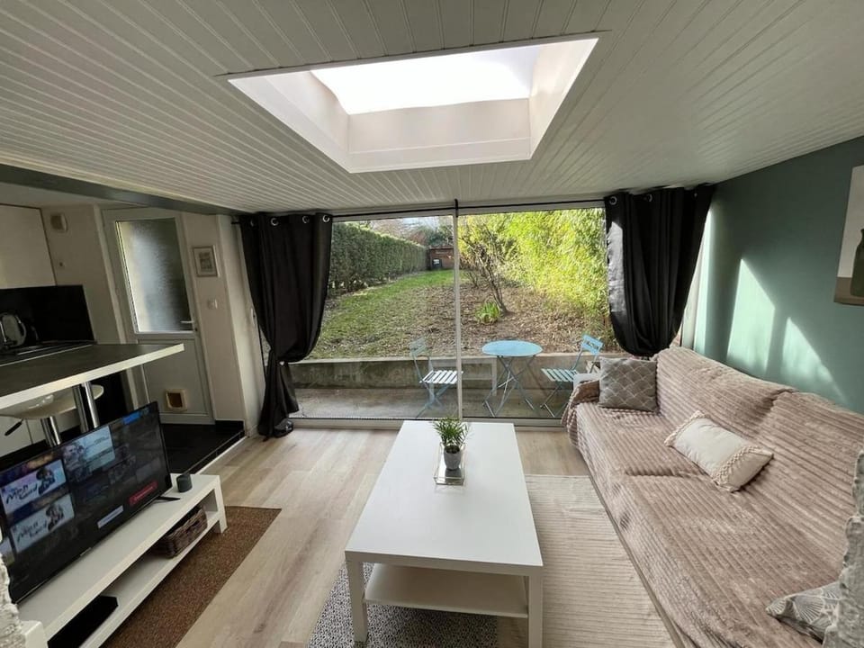 Rez-de-jardin proche Lille Apartment in Lille