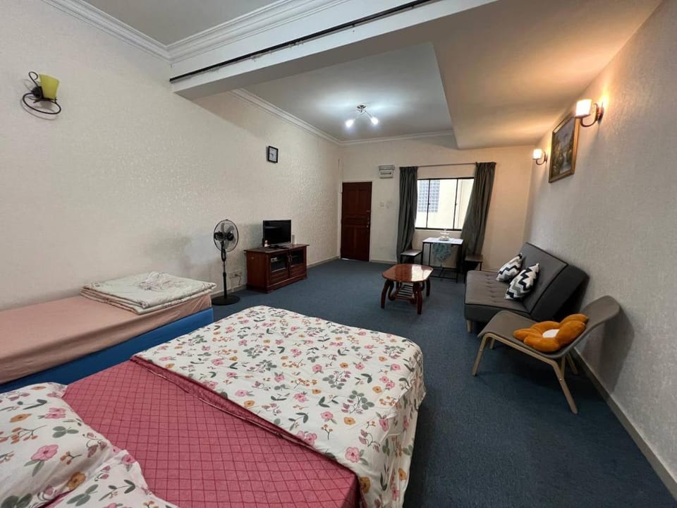 Bed, TV and multimedia, Living room, Photo of the whole room, Seating area, Bedroom