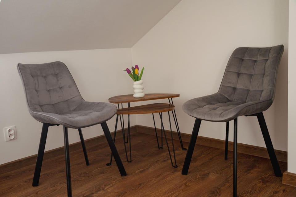 Photo of the whole room, Seating area