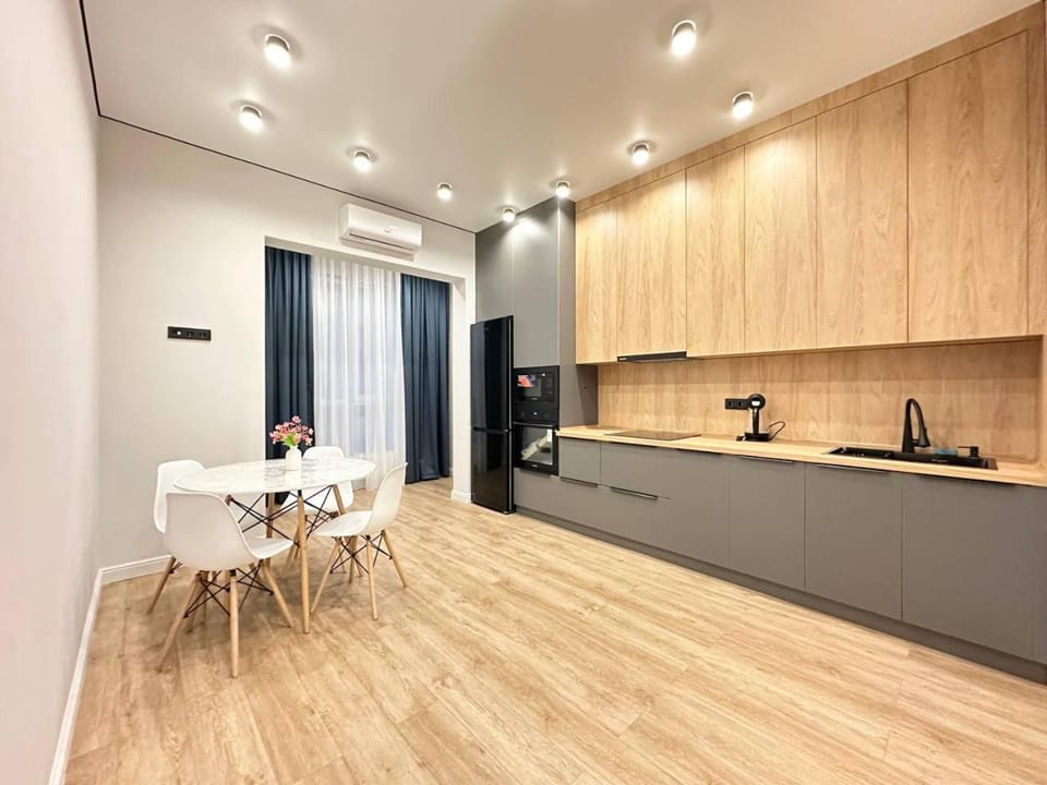 Kitchen or kitchenette, Dining area