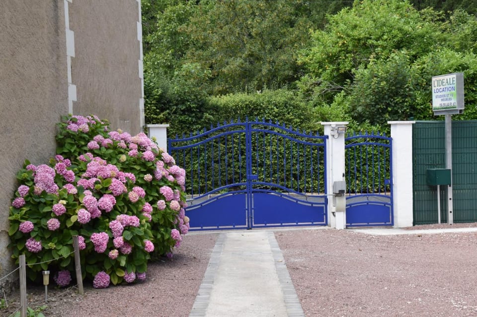 Facade/entrance, Garden, Street view, Parking