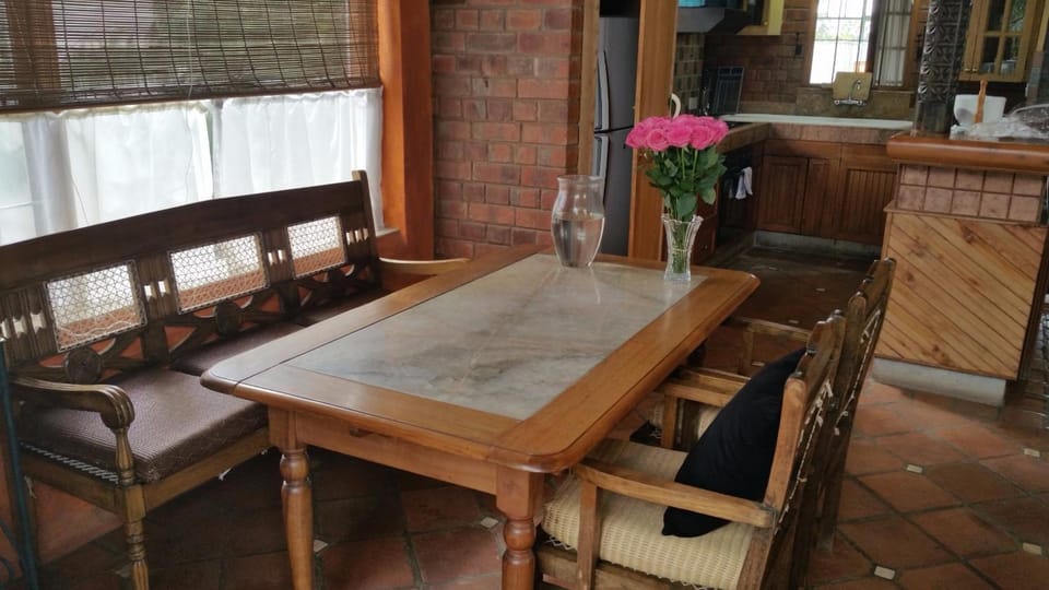 Kitchen or kitchenette, Living room, Seating area, Dining area, kitchen