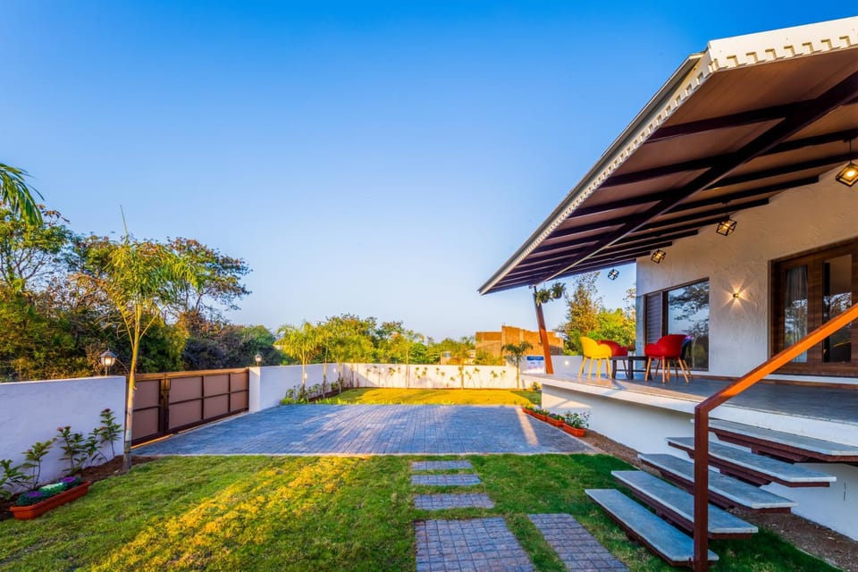 Property building, Facade/entrance, Day, Garden, Garden view
