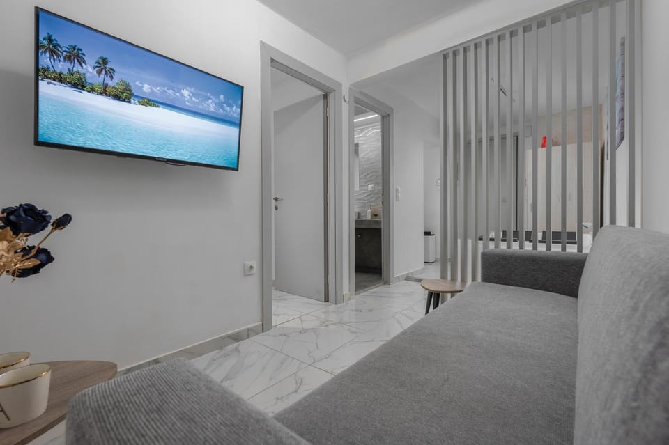 Bed, TV and multimedia, Living room, Photo of the whole room, Seating area