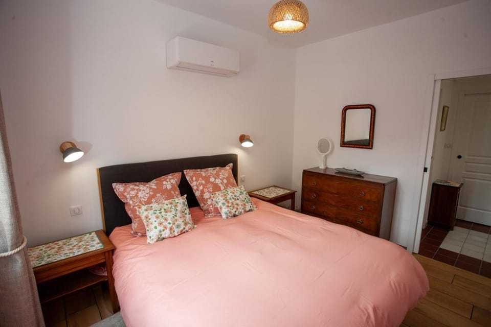 Bed, Photo of the whole room, Bedroom, wardrobe, air conditioner