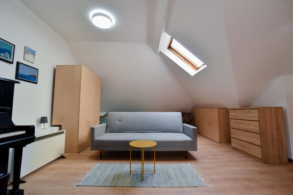 Bed, Living room