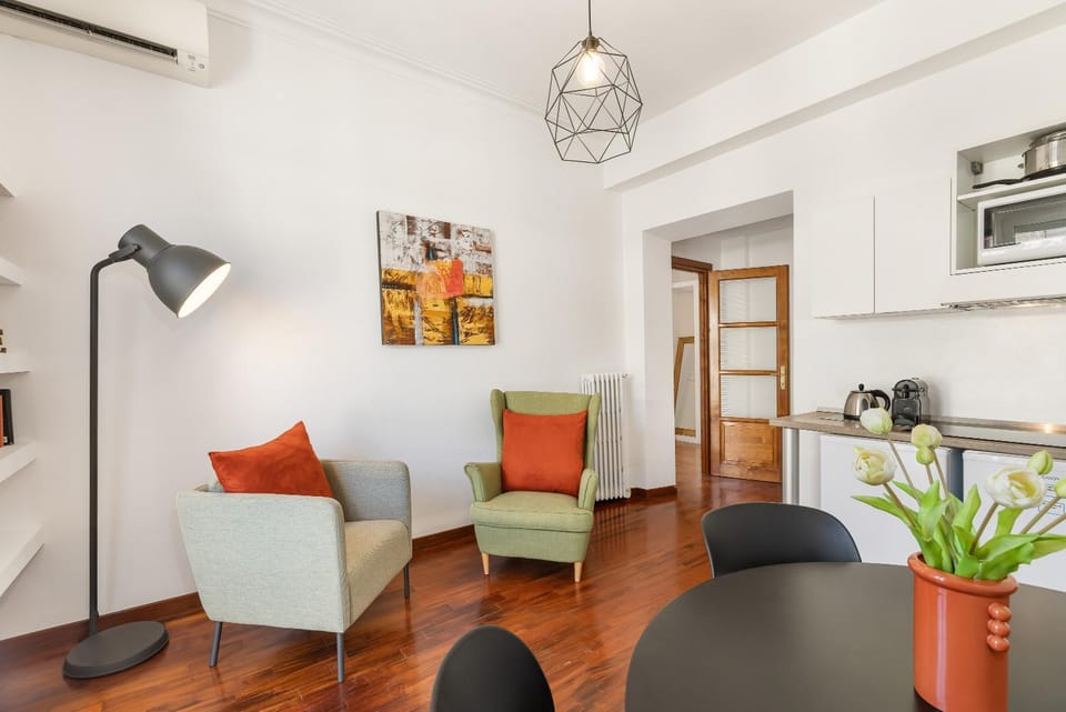 Kitchen or kitchenette, Living room, Seating area, Dining area, oven, pet friendly, stove