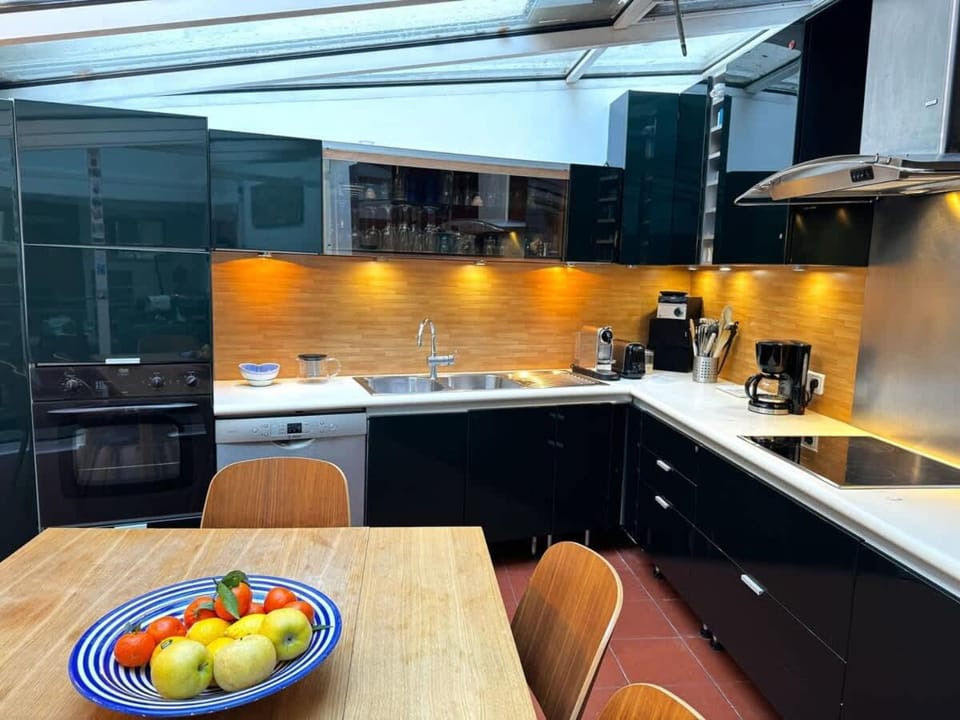 Kitchen or kitchenette, dishwasher, stove