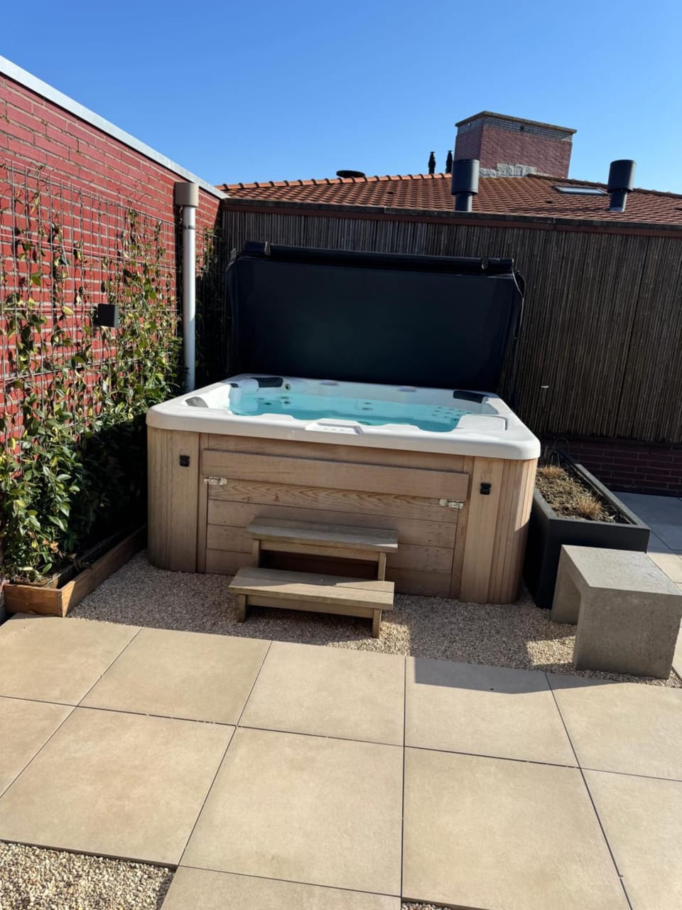 Penthouse with Private Rooftop Jacuzzi, Sauna and panorama lake view Apartment in Biddinghuizen