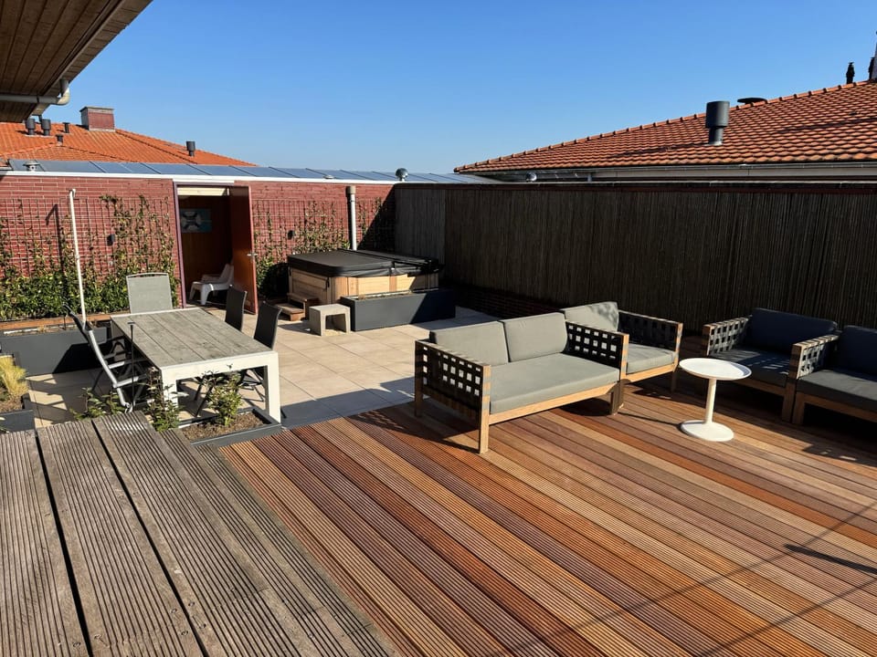 Penthouse with Private Rooftop Jacuzzi, Sauna and panorama lake view Apartment in Biddinghuizen