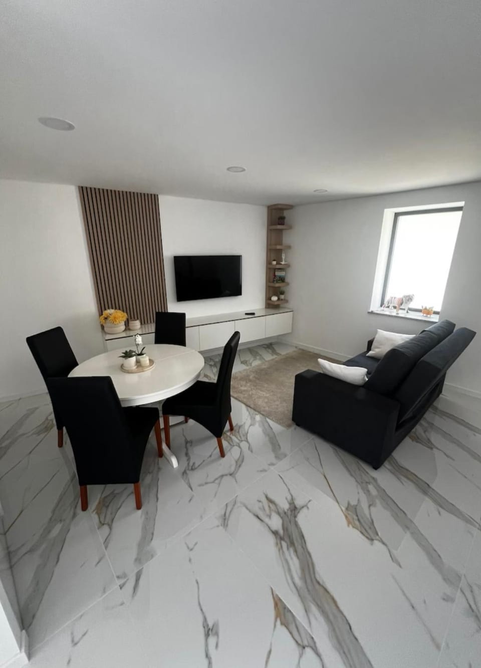 Communal lounge/ TV room, TV and multimedia, Living room, Seating area, Dining area