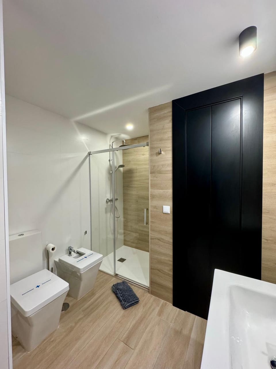 Shower, Toilet, Bathroom, bidet, towels