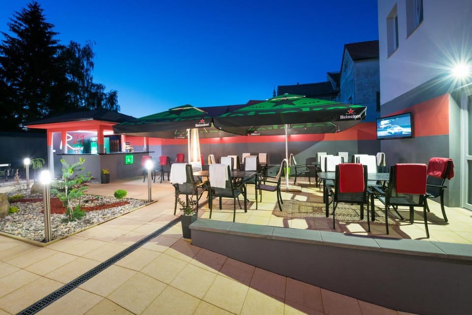 BBQ facilities, Garden, Food, Alcoholic drinks, Non alcoholic drinks