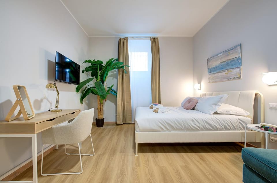 TV and multimedia, Photo of the whole room, Bedroom