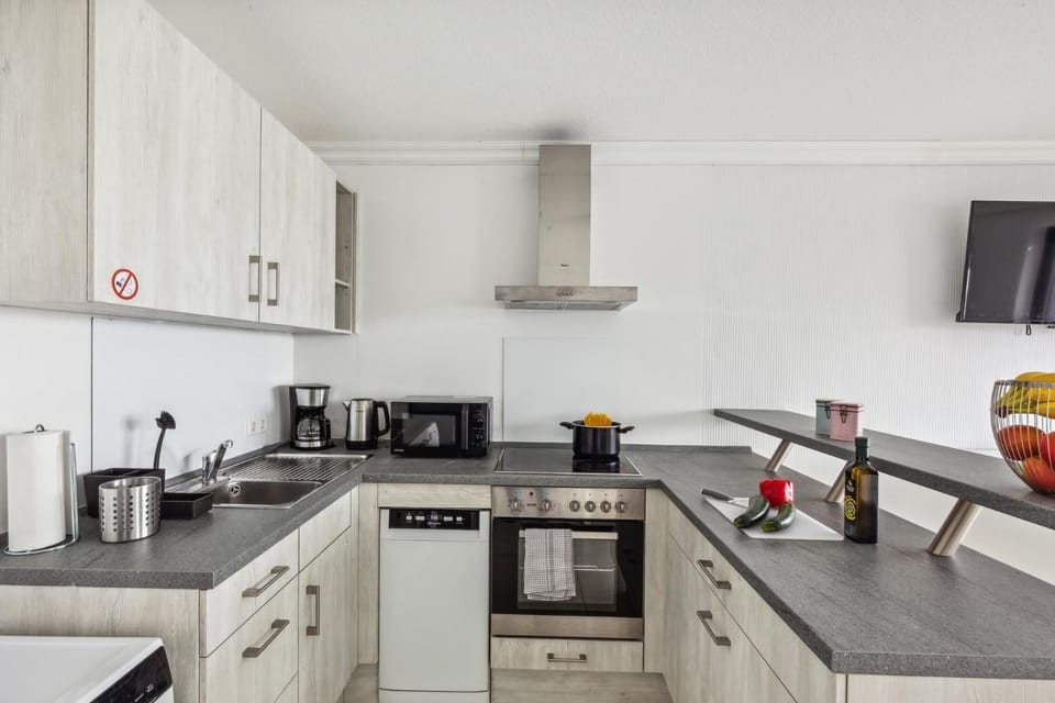 Coffee/tea facilities, Kitchen or kitchenette, dishwasher, stove