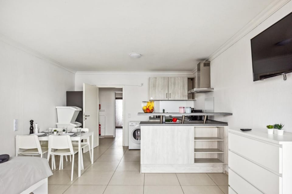 TV and multimedia, Kitchen or kitchenette, Dining area, oven, stove