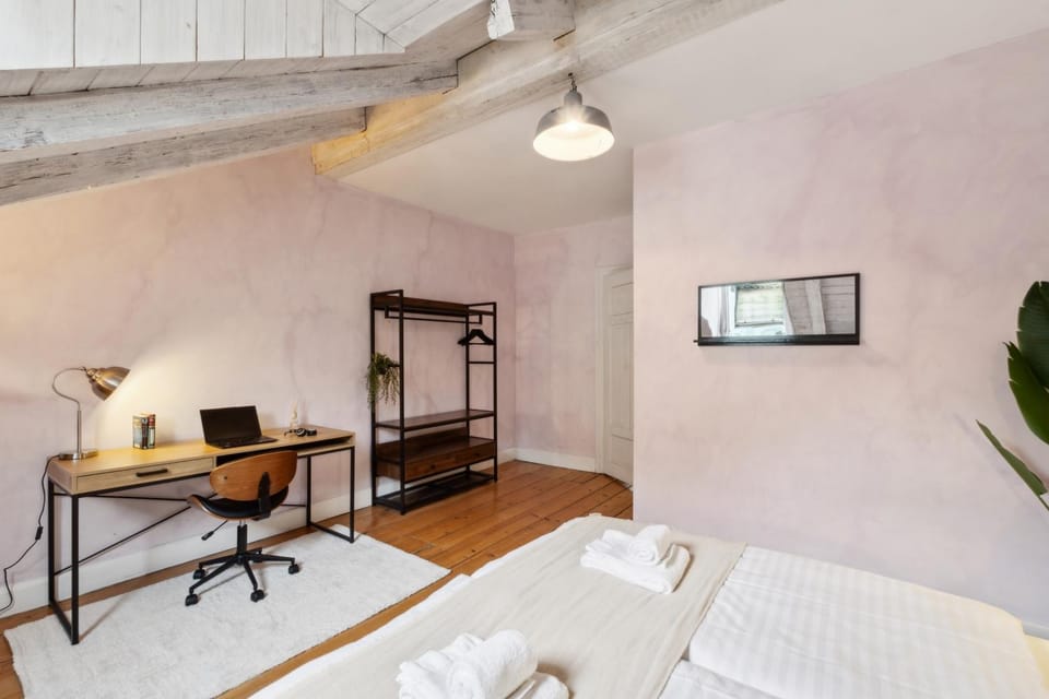 Bed, Photo of the whole room, Seating area, Bedroom, Family, towels