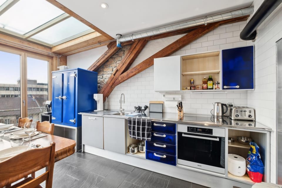 Kitchen or kitchenette, Dining area, Breakfast, dishwasher, oven, stove, toaster