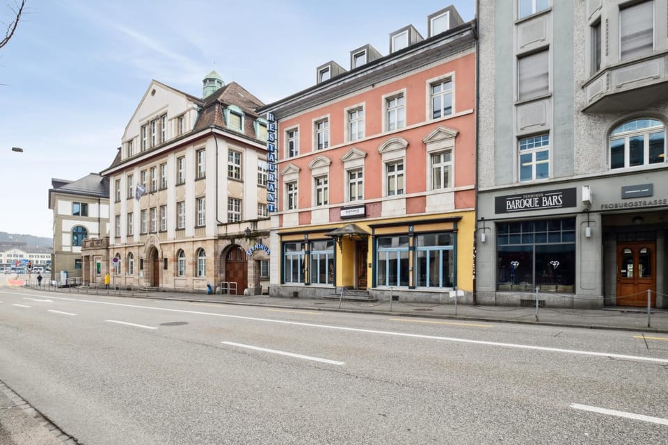 Property building, Day, Neighbourhood, Nightclub / DJ, Street view, Time of day, Location