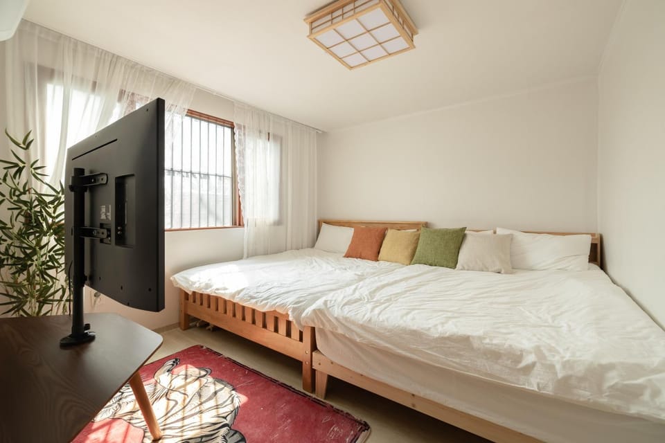Bed, TV and multimedia, Bedroom