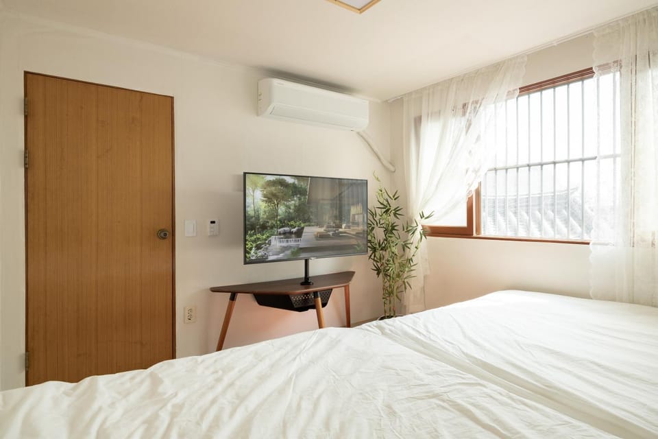 Bed, TV and multimedia, Bedroom