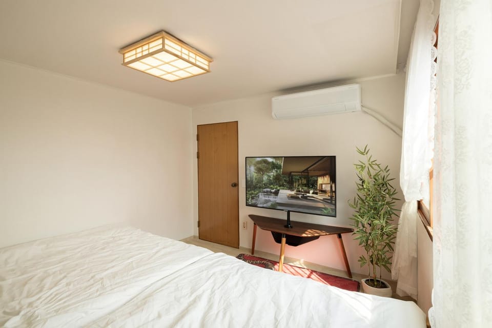 Bed, TV and multimedia, Bedroom