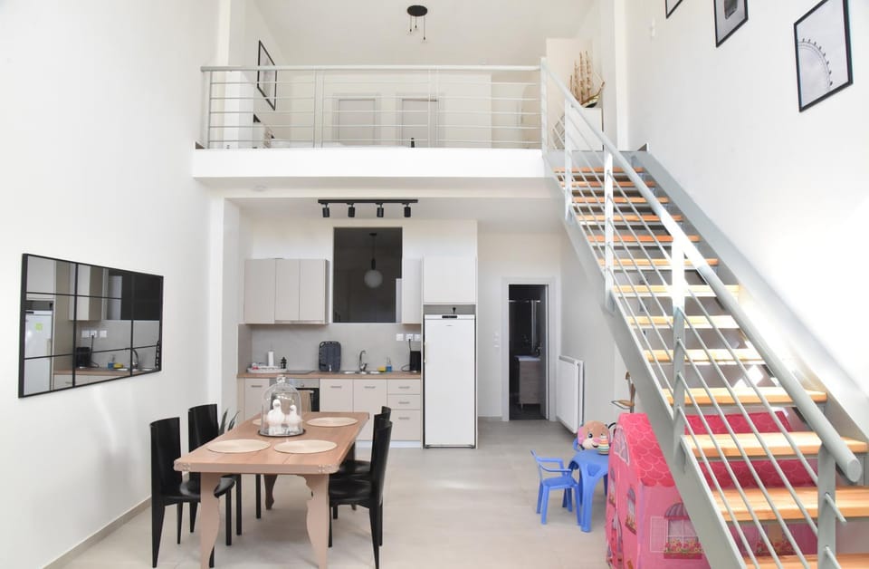 Dining area, kitchen