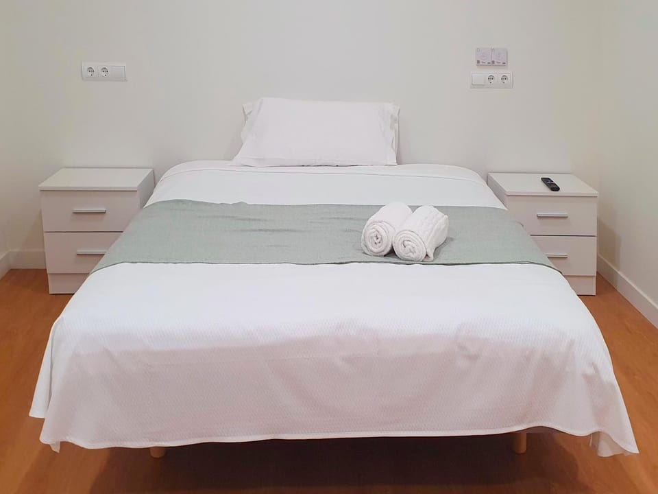 Bed, towels
