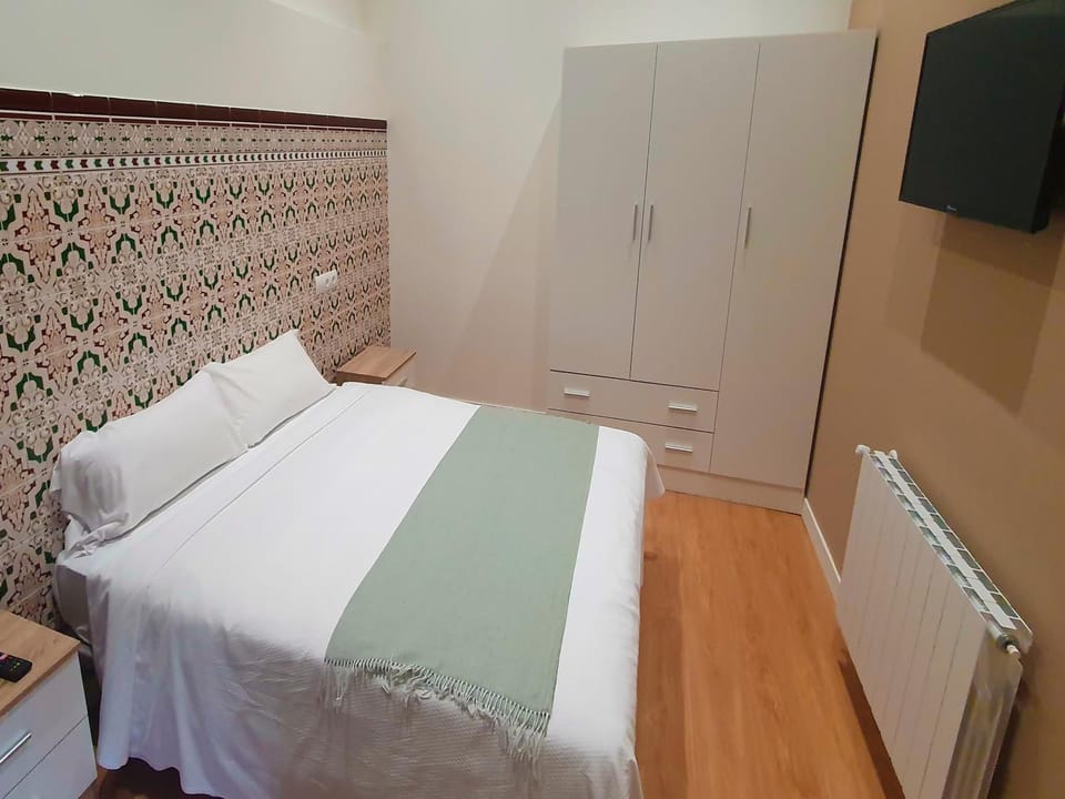 Bed, TV and multimedia, Photo of the whole room, Bedroom