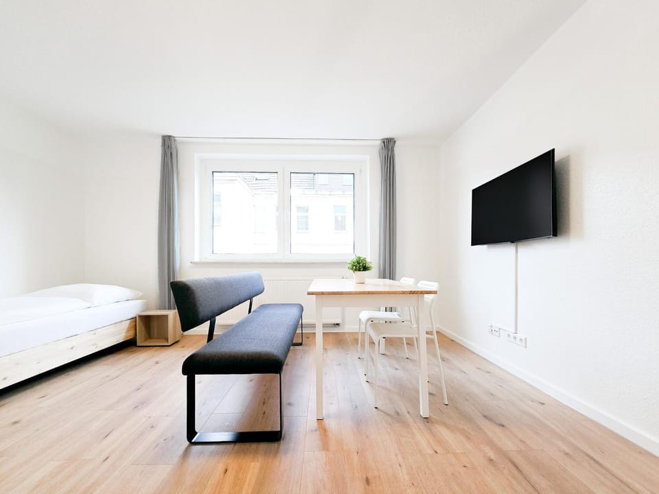Bed, TV and multimedia, Photo of the whole room, Bedroom