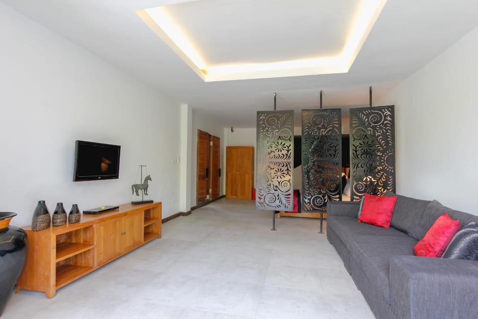 Day, TV and multimedia, Seating area, Bedroom, On site, Pool view