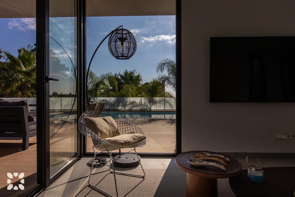 Patio, Communal lounge/ TV room, Day, TV and multimedia, Living room, Parking