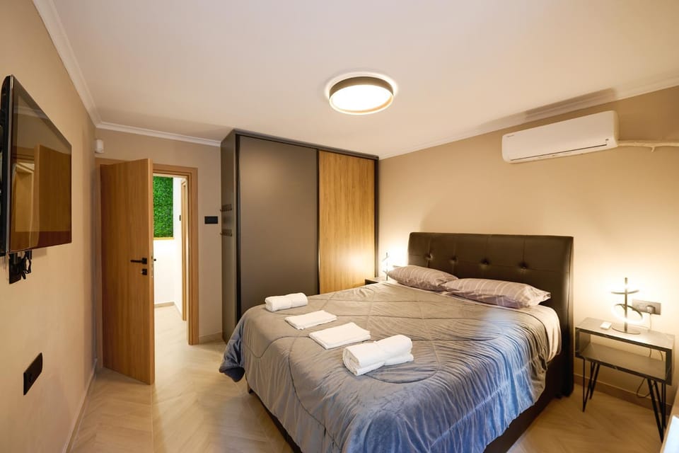 Bed, TV and multimedia, Bedroom, towels, wardrobe, air conditioner