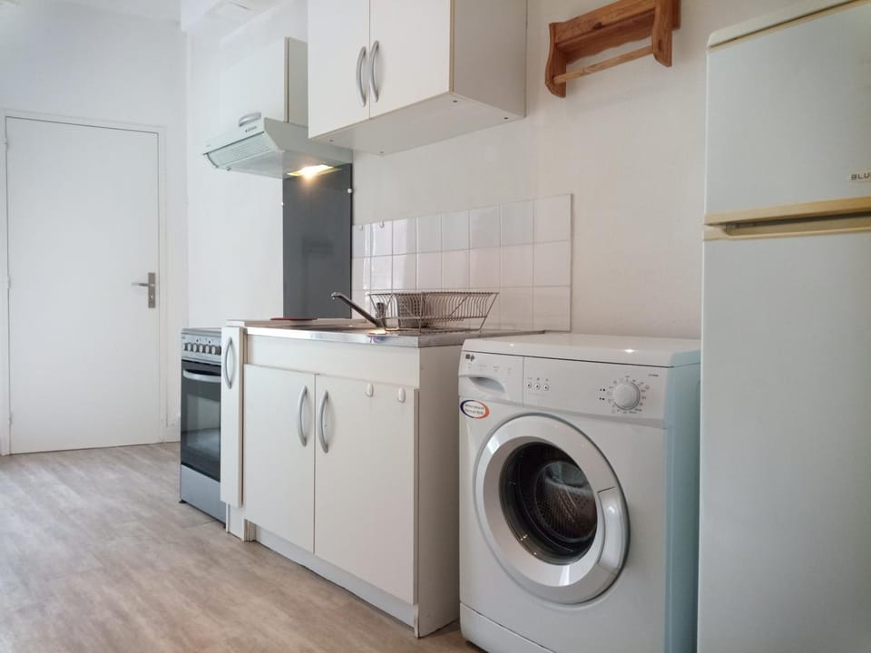Kitchen or kitchenette, washing machine
