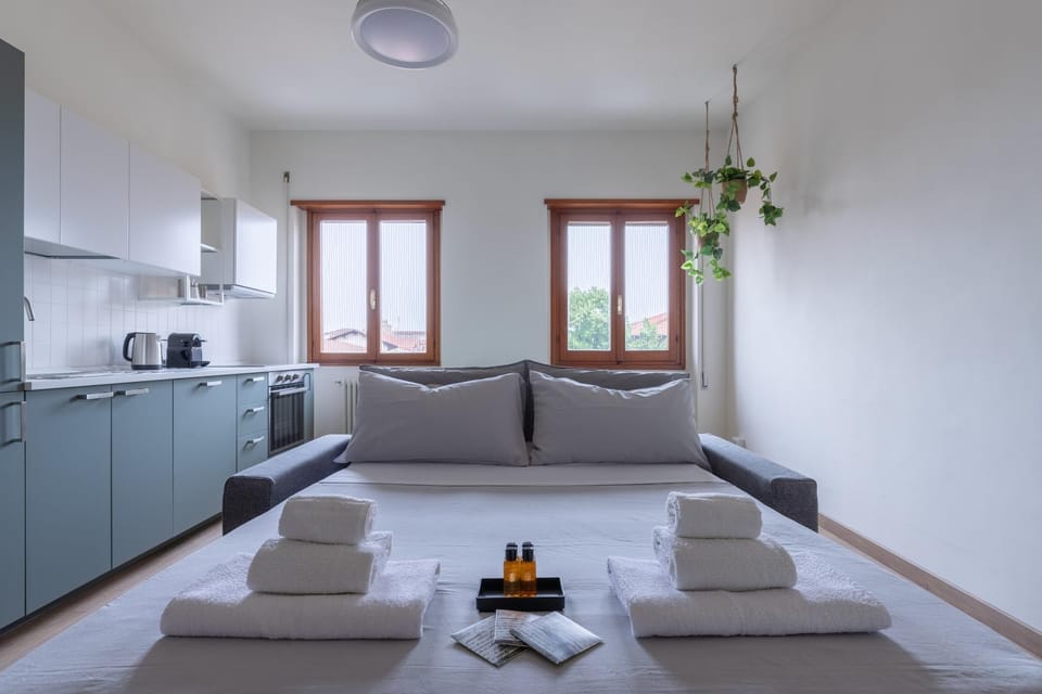 Amazing Apt Free Private Parking 18 min by train to Florence Apartment in Prato