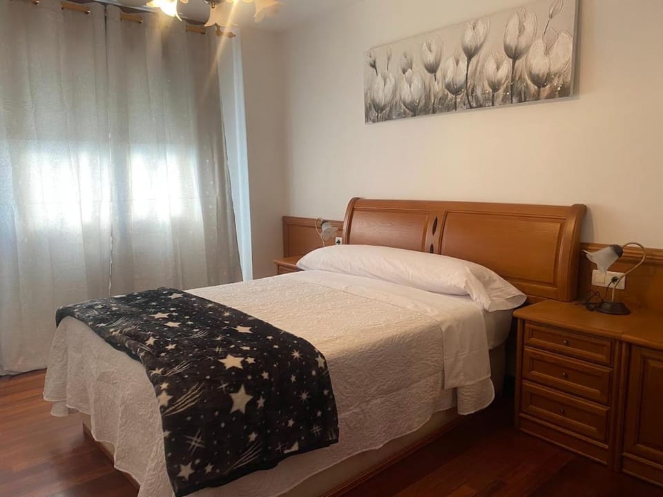 Photo of the whole room, Bedroom