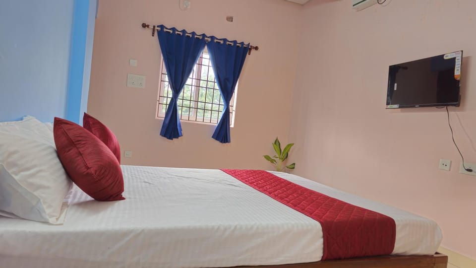 Bed, TV and multimedia, Bedroom