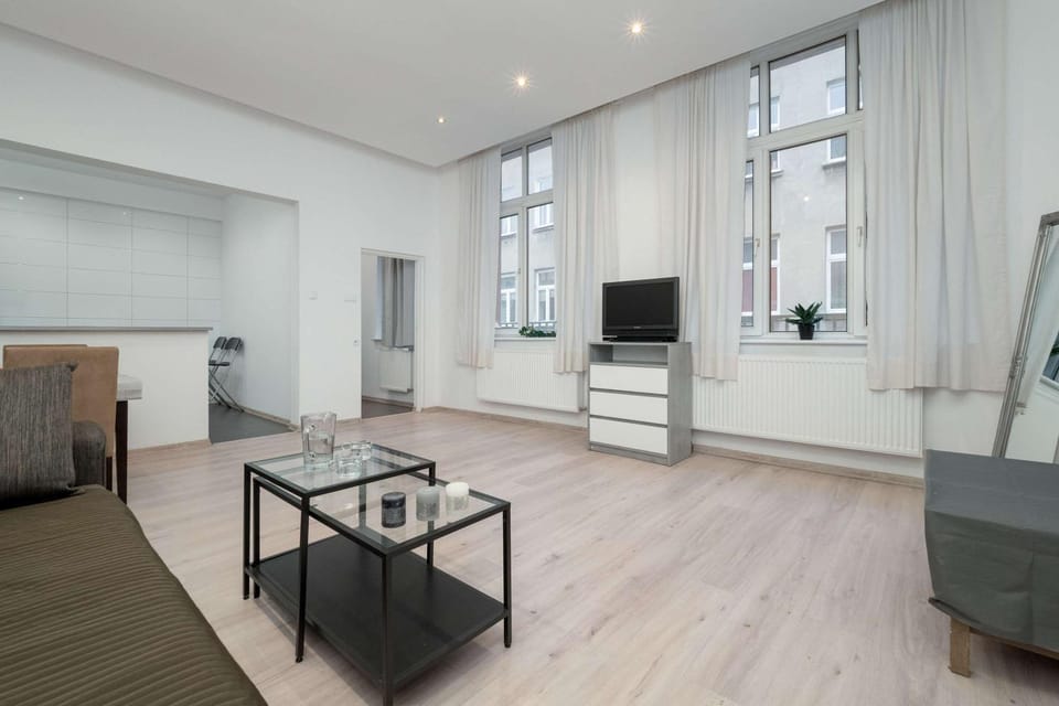 TV and multimedia, Living room, Seating area, Evening entertainment