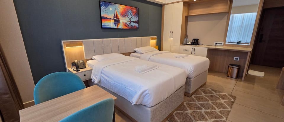Bed, TV and multimedia, Photo of the whole room, Bedroom