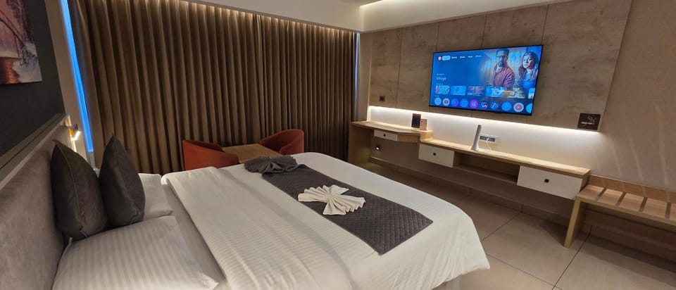 Bed, TV and multimedia, Photo of the whole room, Bedroom