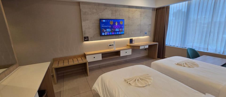 Bed, TV and multimedia, Photo of the whole room, Bedroom, towels